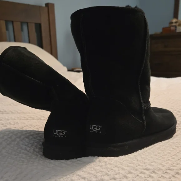 UGG | Shoes | Ugg Black Winter Boots Plush Suede Slipon  display picture 1